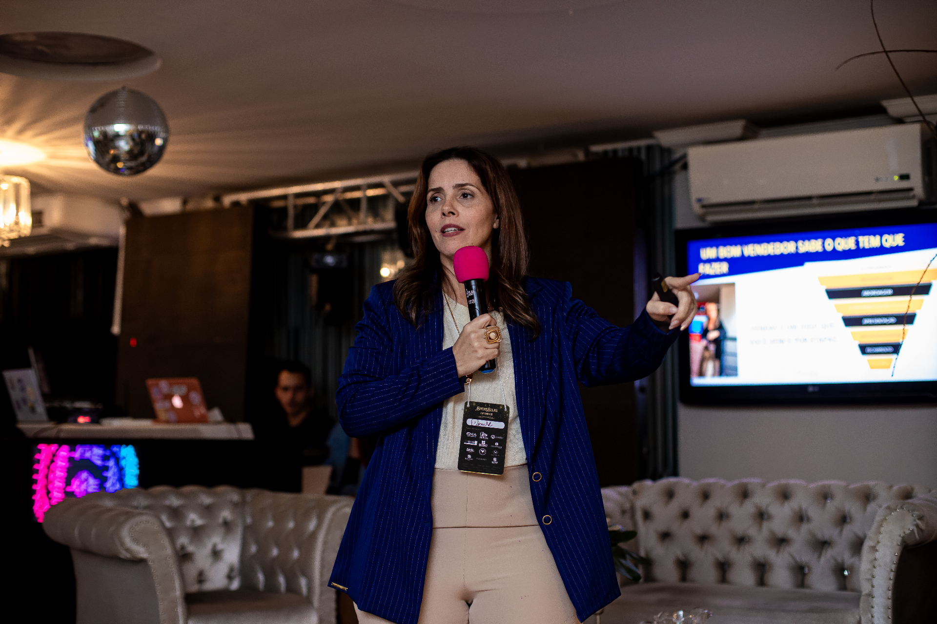 Denise Brante palestrando